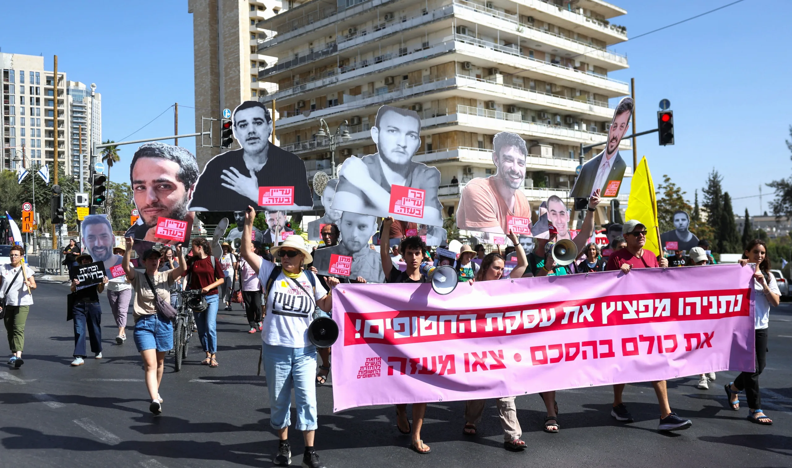 احتجاجات في القدس أمام منزل نتنياهو من قبل إسرائيليين وعائلات الرهائن