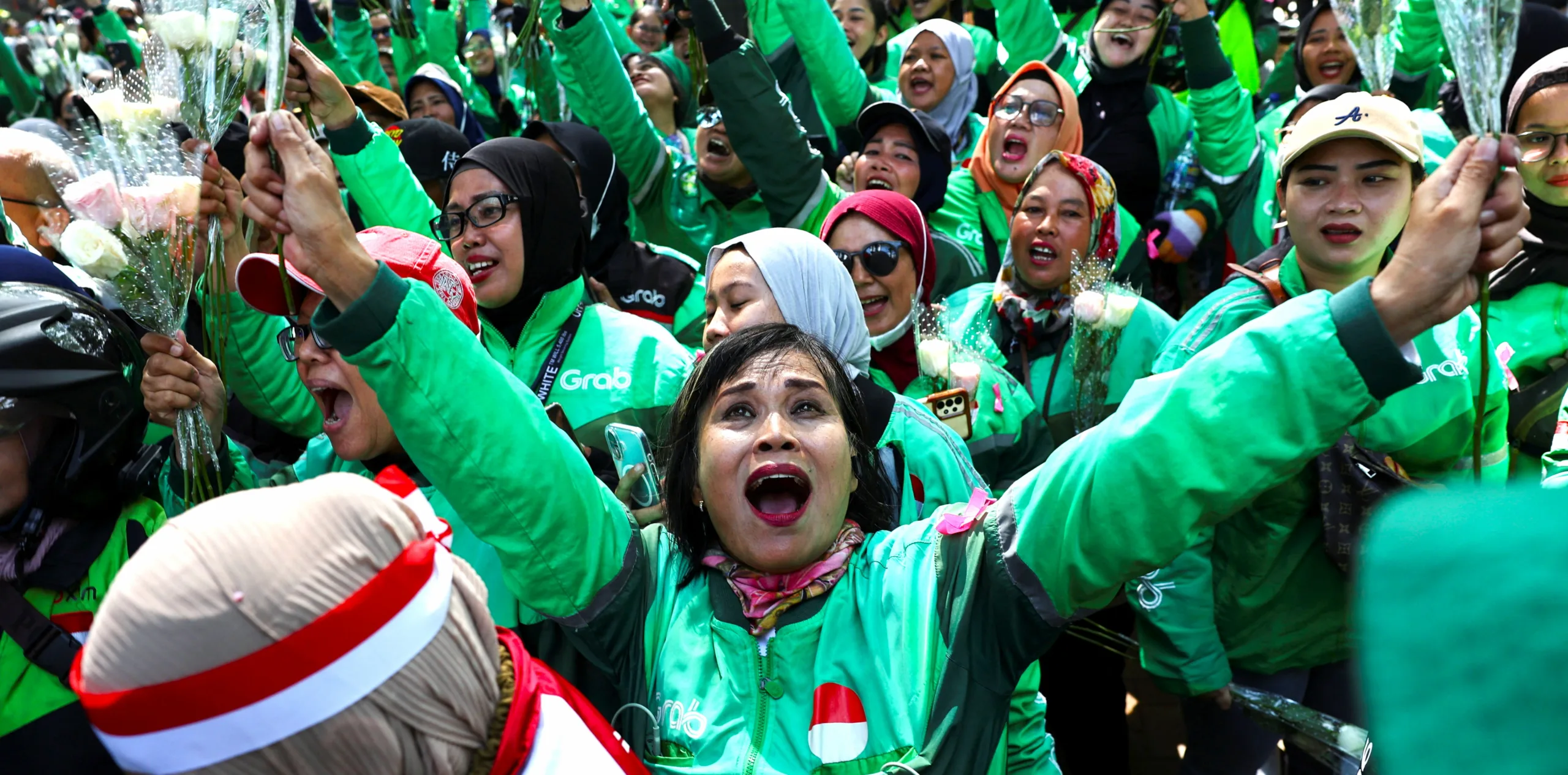 طلاب إندونيسيا ينظمون احتجاجا أمام البرلمان، في انتظار لقاء مع الحكومة