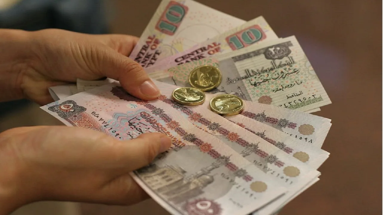 توقعات بخفض الفائدة 3% وارتفاع الجنيه المصري أمام الدولار