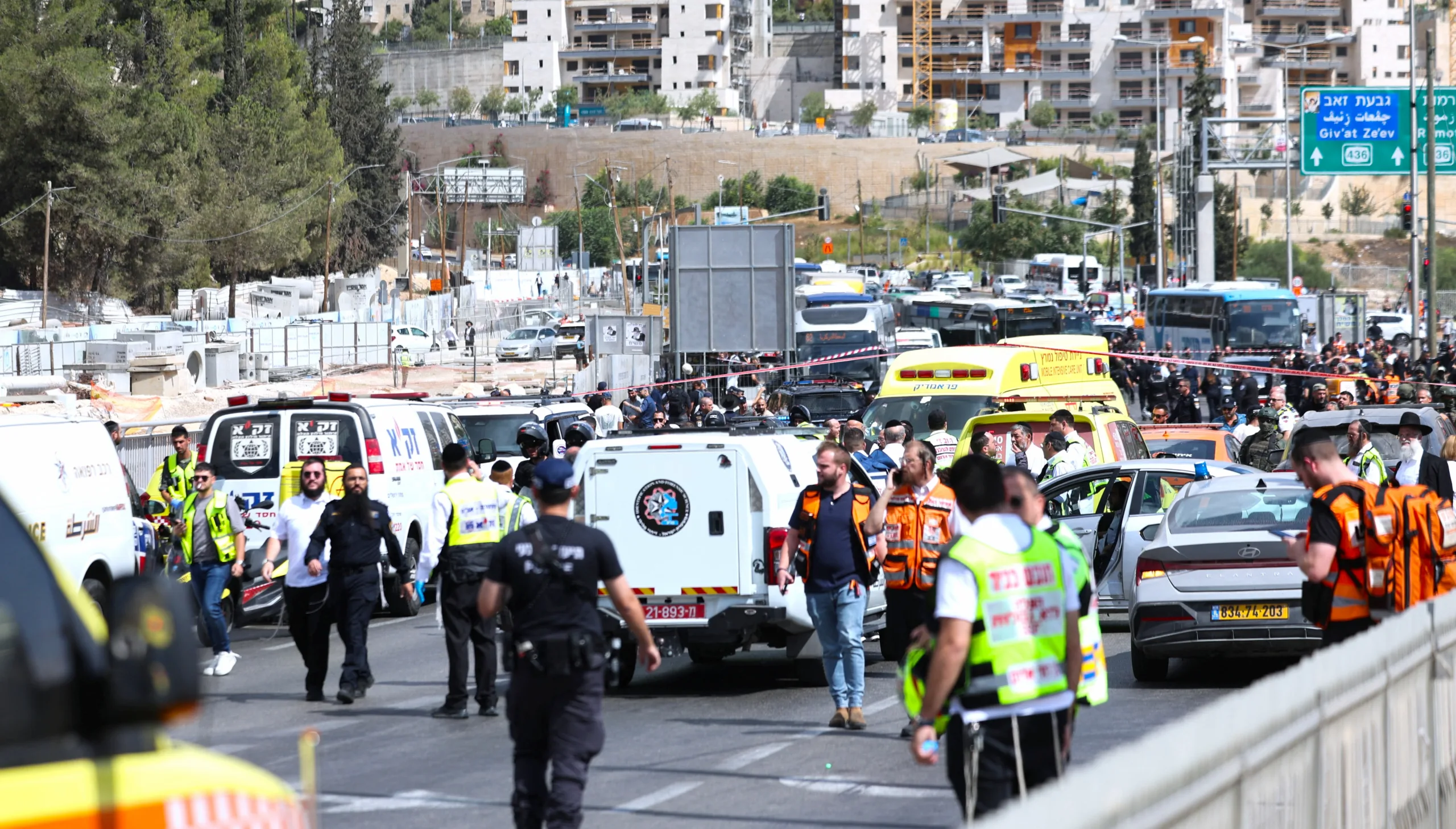 قتلى وجرحى بإطلاق نار على حافلة في القدس