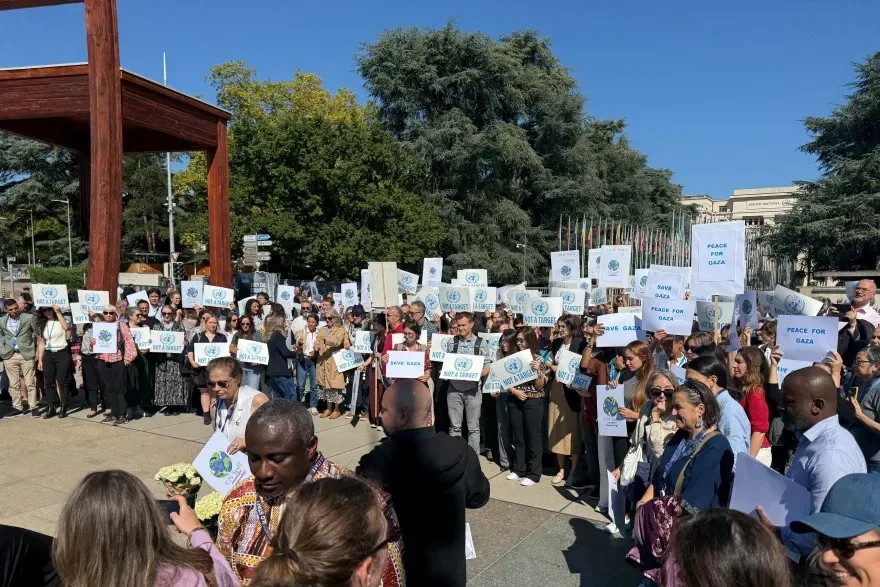 تظاهرة موظفي الأمم المتحدة في جنيف يرفعون لافتات السلام لغزة أمام المقر الأوروبي للمنظمة الدولية