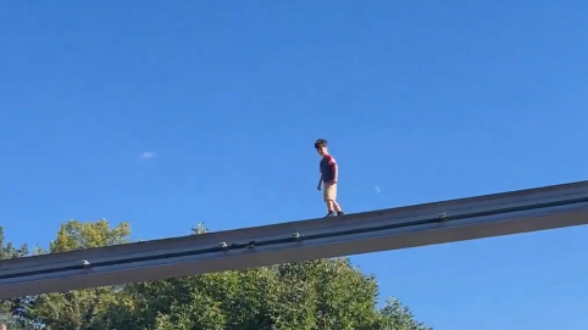 انقاذ طفل صغير من مسار القطار الأحادي بحديقة هيرشي