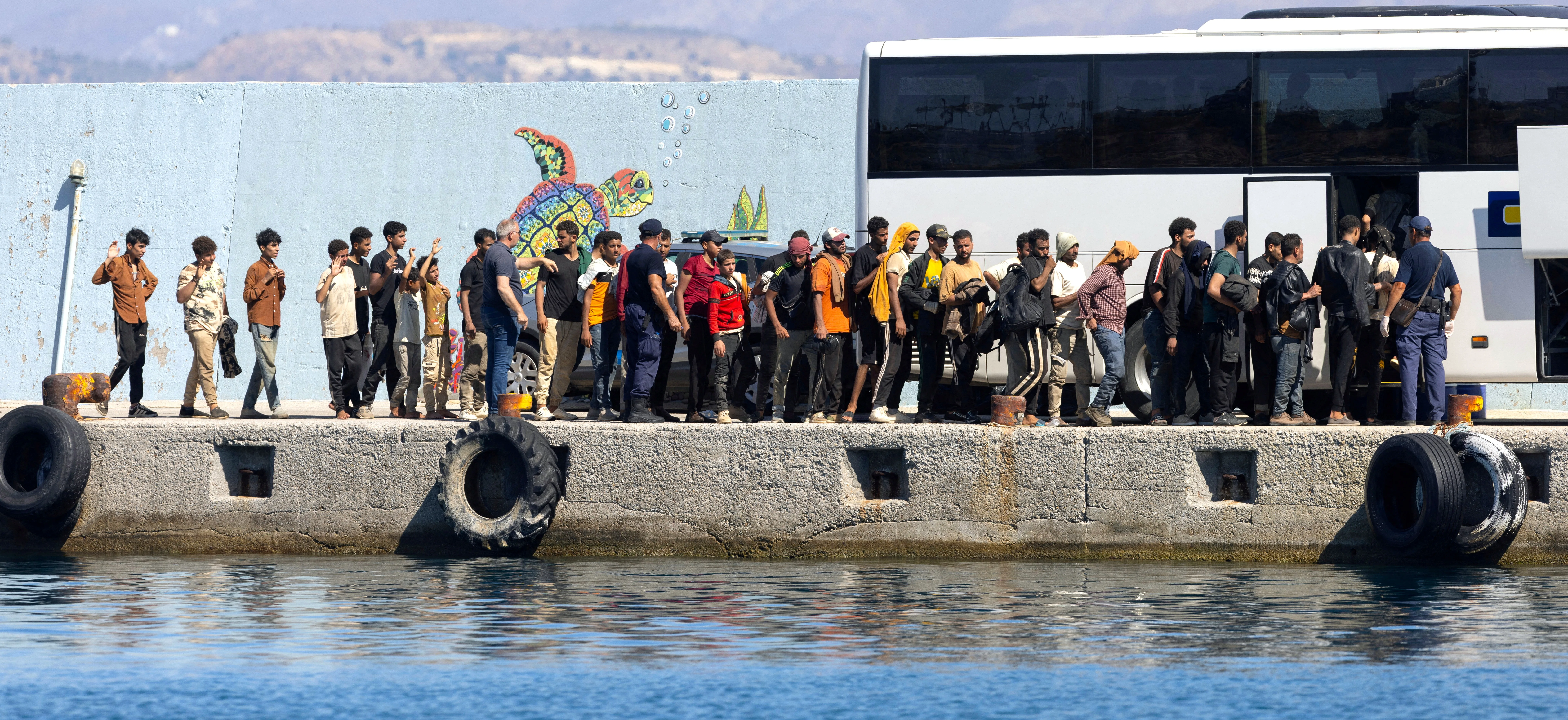 مهاجرون يصلون إلى اليونان