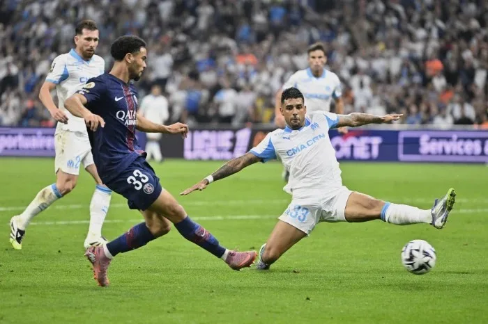 أولمبيك مارسيليا يحرج باريس سان جيرمان بأول خسارة لحامل اللقب في الدوري الفرنسي