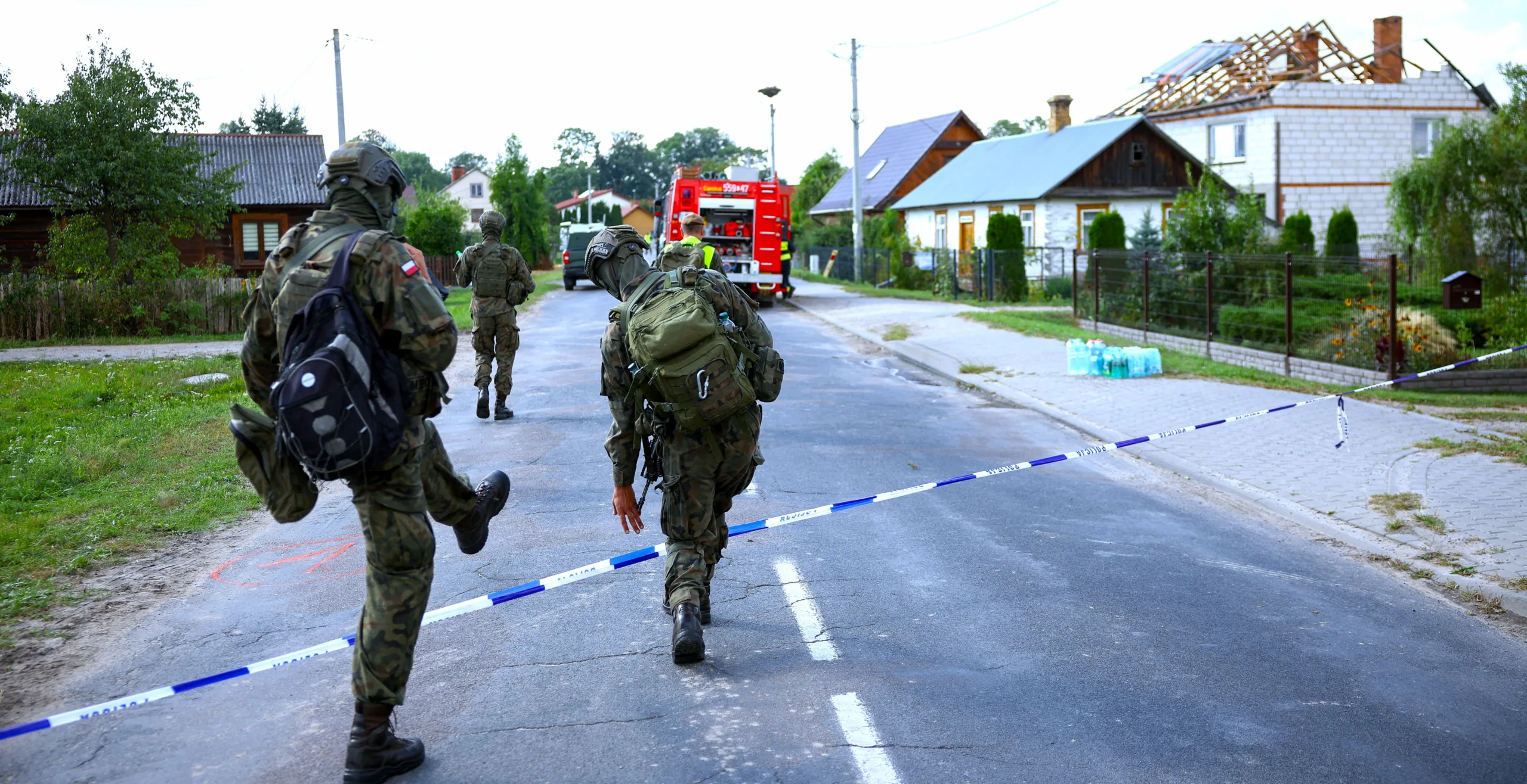 بولندا.. جنود يسيرون في منطقة تعرضت لاختراق روسي