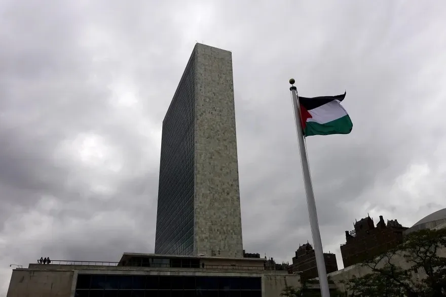 العلم الفلسطيني يرفرف أمام مبنى الأمم المتحدة في نيويورك