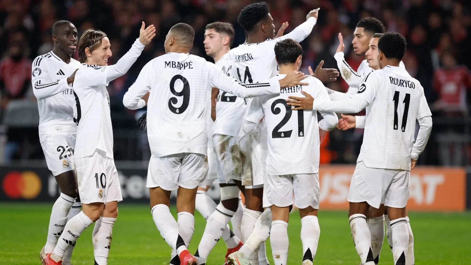 ريال مدريد يتخطى سوسيداد بعشرة لاعبين ويحافظ على الصدارة