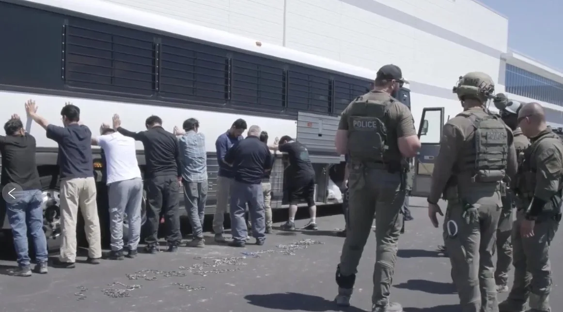 عمال كوريون جنوبيون محتجزون يصطفون أمام حافلة أثناء حملة الهجرة في مصنع هيونداي بجورجيا