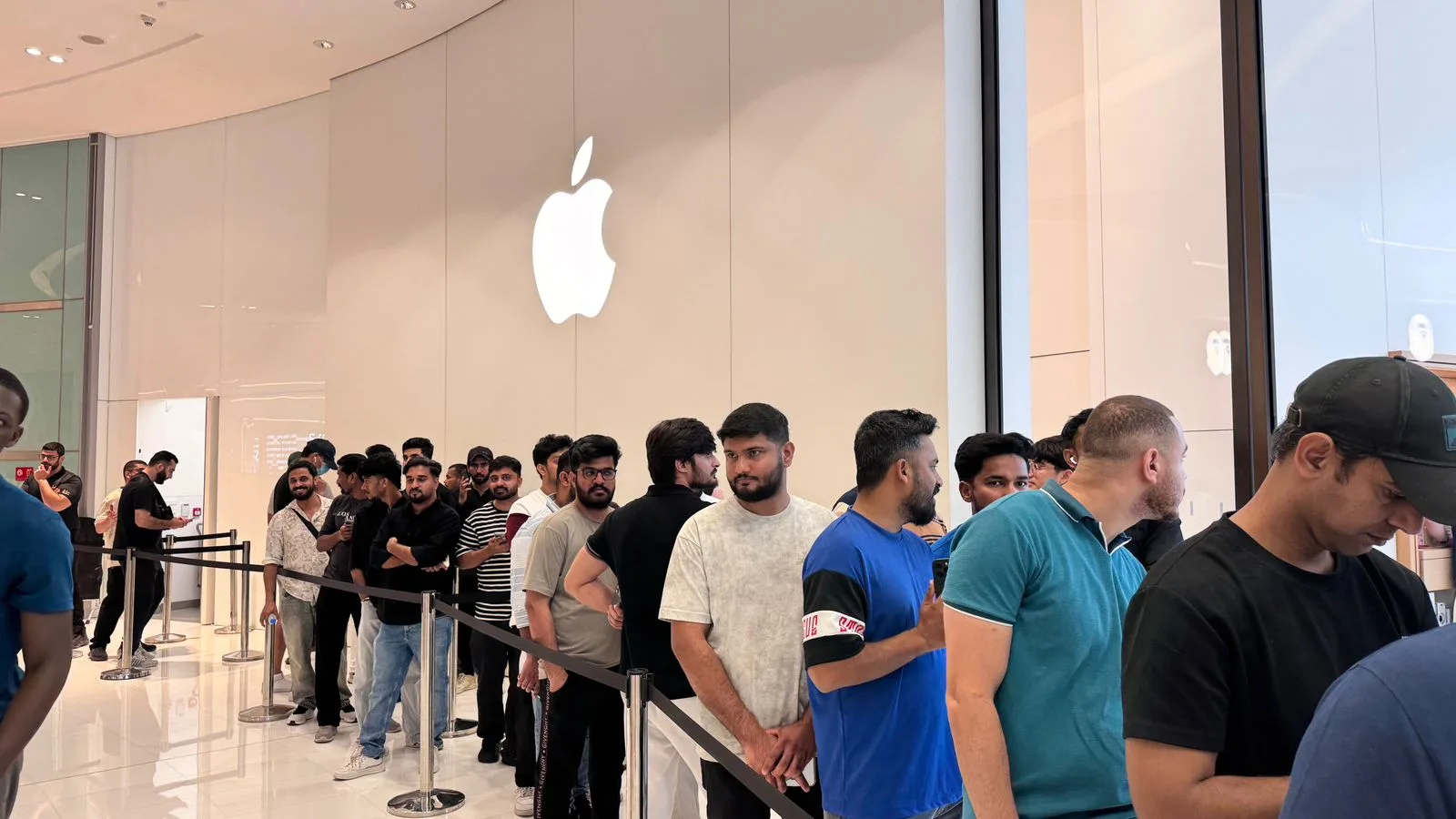 متاجر آبل تبدأ تسليم آيفون 17 بالإمارات