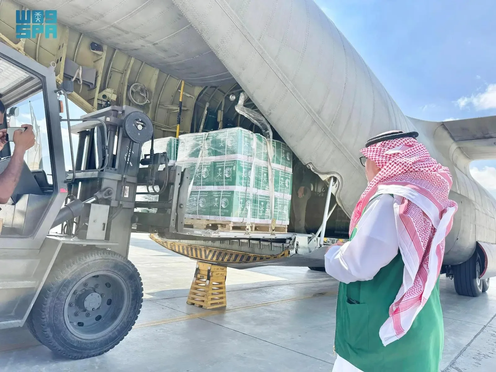 المساعدات السعودية لغزة تصل مطار العريش