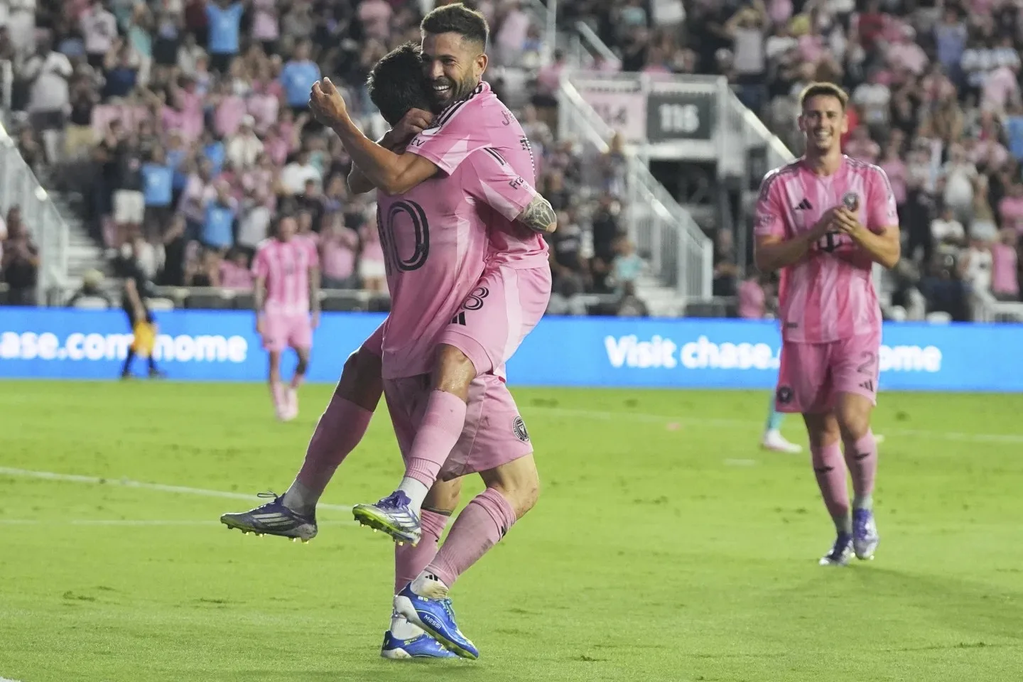 ميسي يقود إنتر ميامي للفوز على سياتل ساوندرز بثلاثية مقابل هدف في الدوري الأمريكي