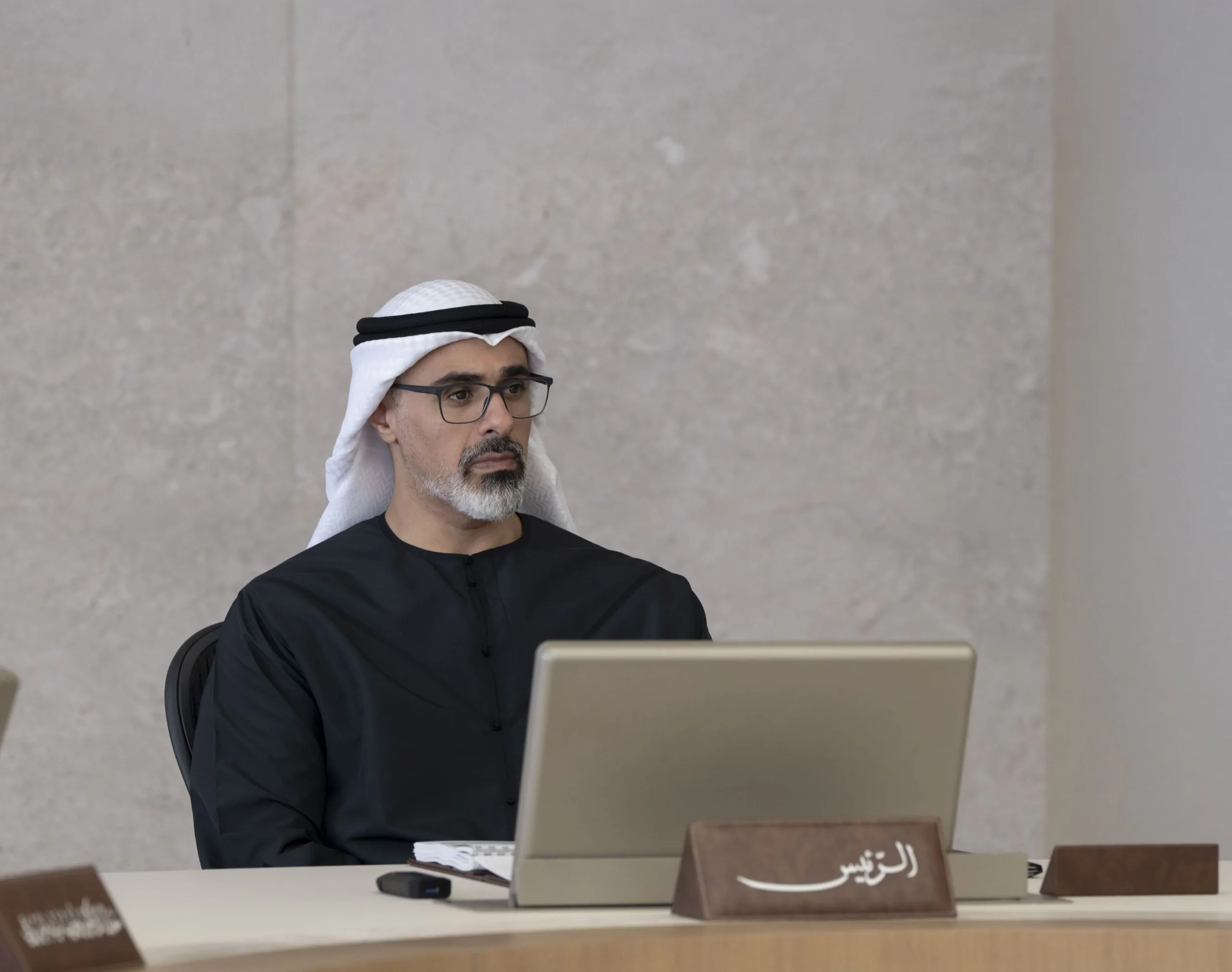 الشيخ خالد بن محمد بن زايد ولي عهد أبوظبي يترأس اجتماعاً من مكتبه