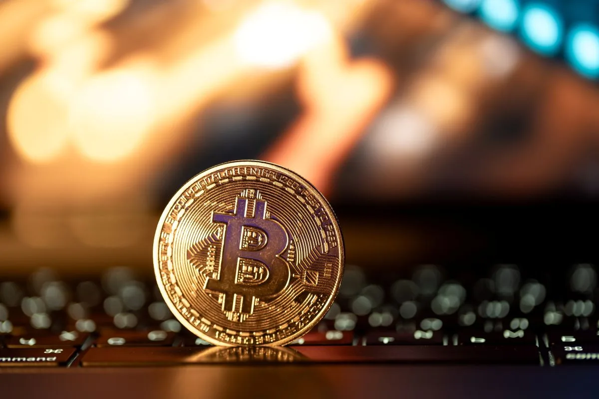 الدولار نحو تسجيل خسارة أسبوعية و«بتكوين» قرب أعلى مستوياتها في عامين ونصف