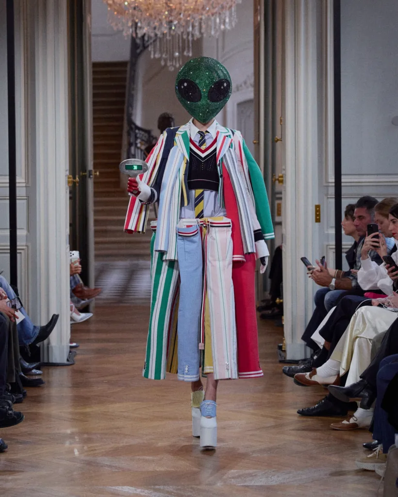 توم براون يستحضر أجواء الخيال العلمي في مجموعة ربيع 2026 للأزياء الجاهزة