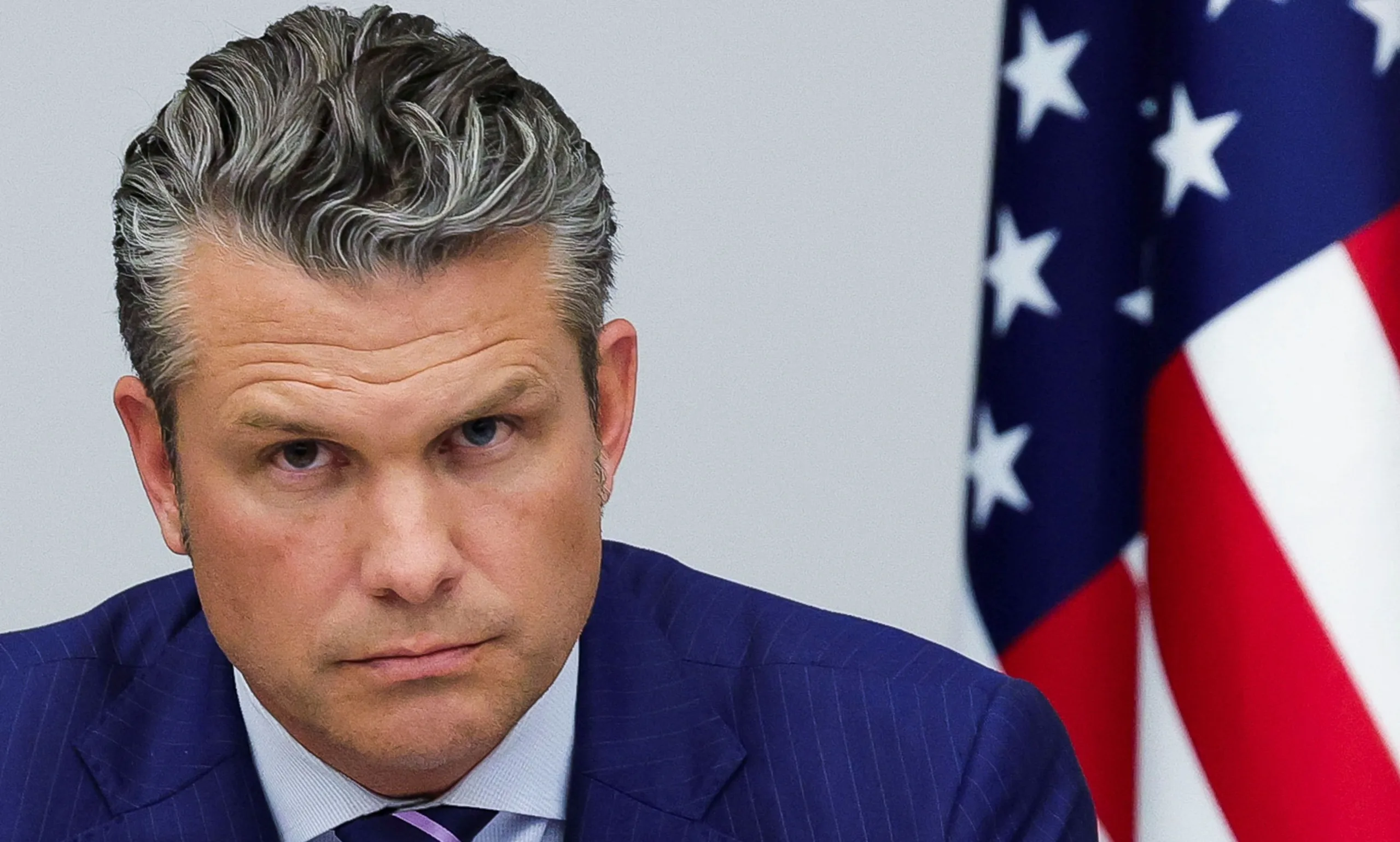 هبوط اضطراري لطائرة وزير الدفاع الأمريكي