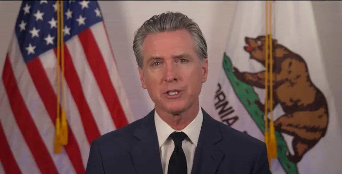 حاكم كاليفورنيا يهدد بمقاضاة ترامب