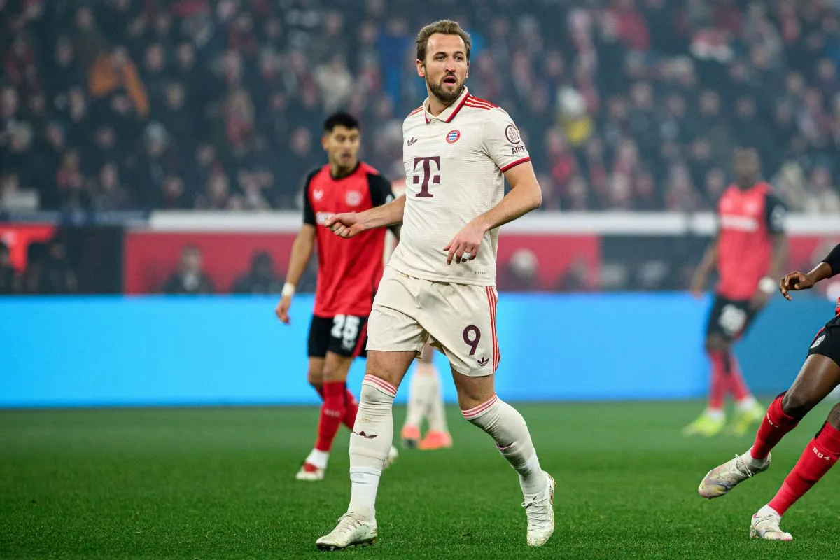 لاعب كرة قدم يرتدي قميص بايرن ميونخ الأبيض برقم 9 خلال مباراة في الملعب