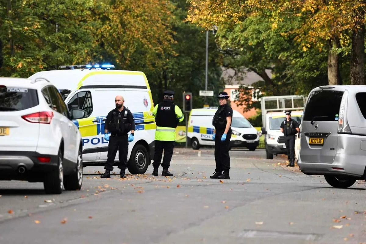 حادث خطير في مانشستر.. طعن ودهس أمام كنيس والشرطة ترد بإطلاق النار