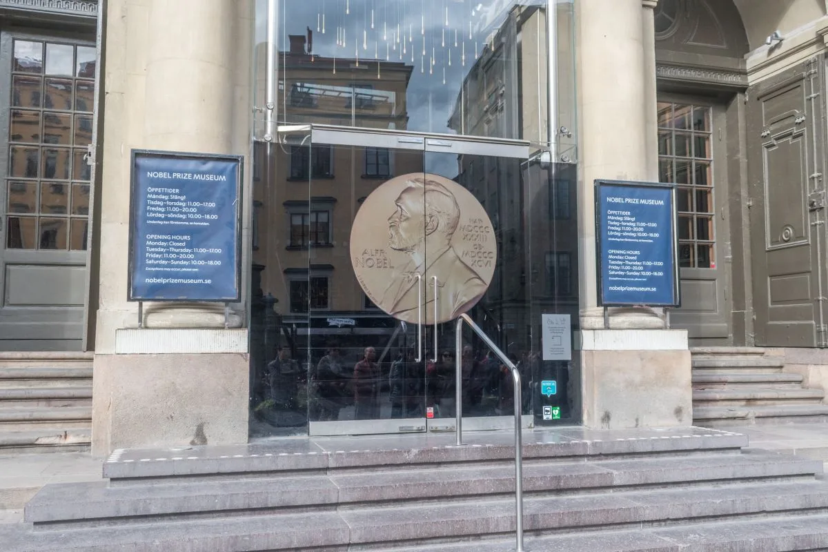 مبنى متحف جائزة نوبل في ستوكهولم مع شعار الجائزة الذهبي