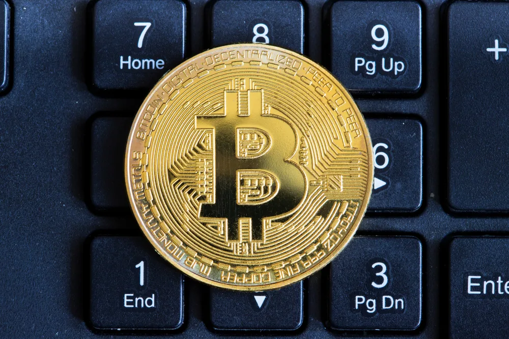 بيتكوين يلامس 111 ألف دولار والإيثريوم يلتقط أنفاسه فوق 4,100 دولار