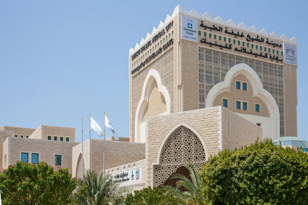 الإمارات: مستشفى خليفة ينجح في علاج عدوى نادرة للجمجمة لطفلة