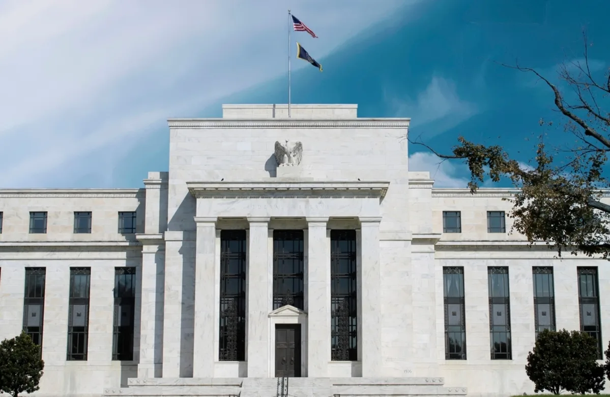 الاحتياطي الفيدرالي يُقر خفضاً جديداً للفائدة تماشياً مع التوقعات