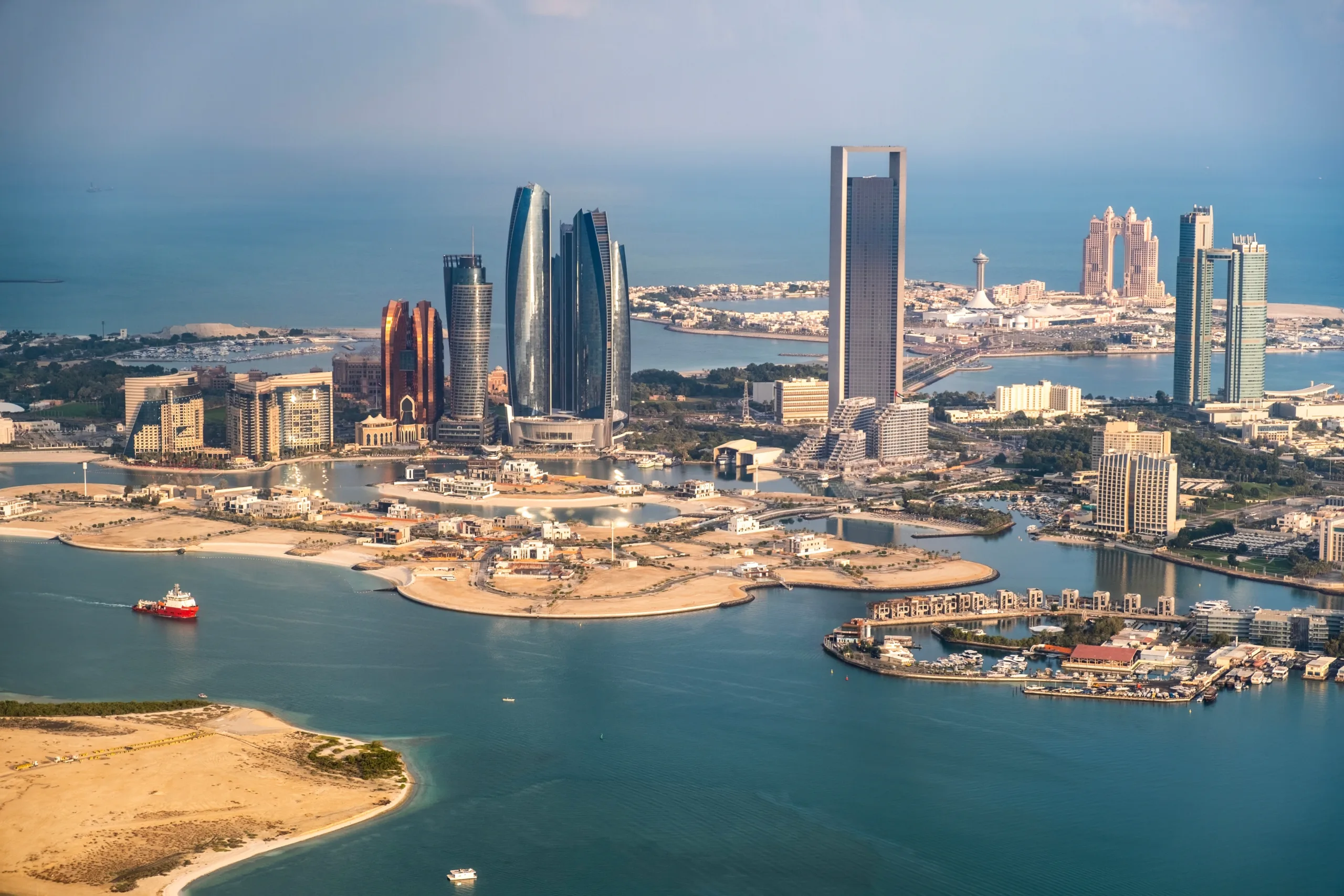 تقلبات الطقس في الإمارات.. ضباب وأمطار على بعض مناطق الدولة
