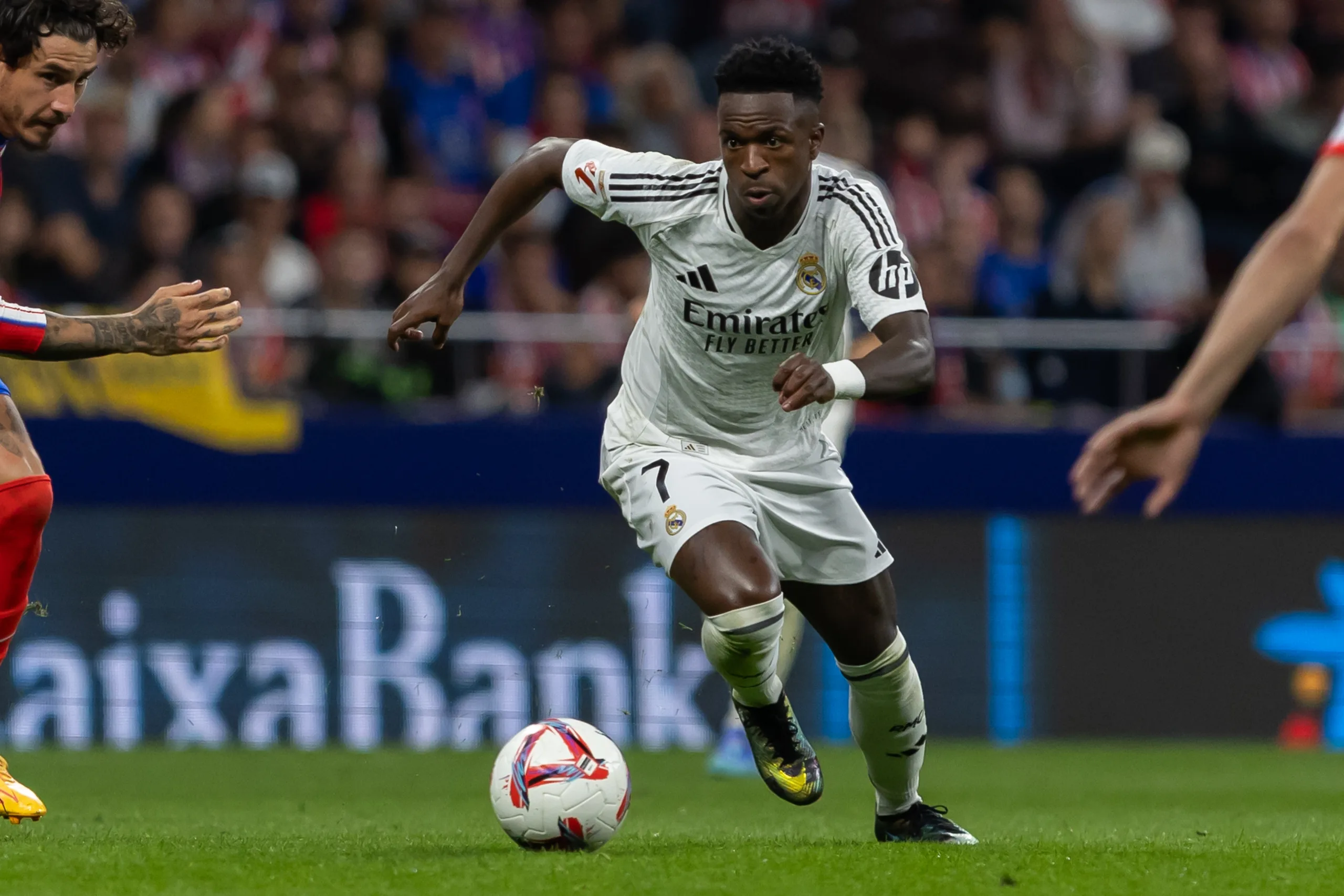ريال مدريد يُمدّد عقد فينيسيوس حتى 2032