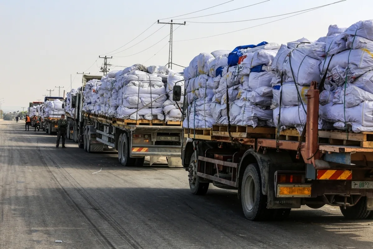 شاحنات المساعدات الإنسانية تتحرك نحو غزة