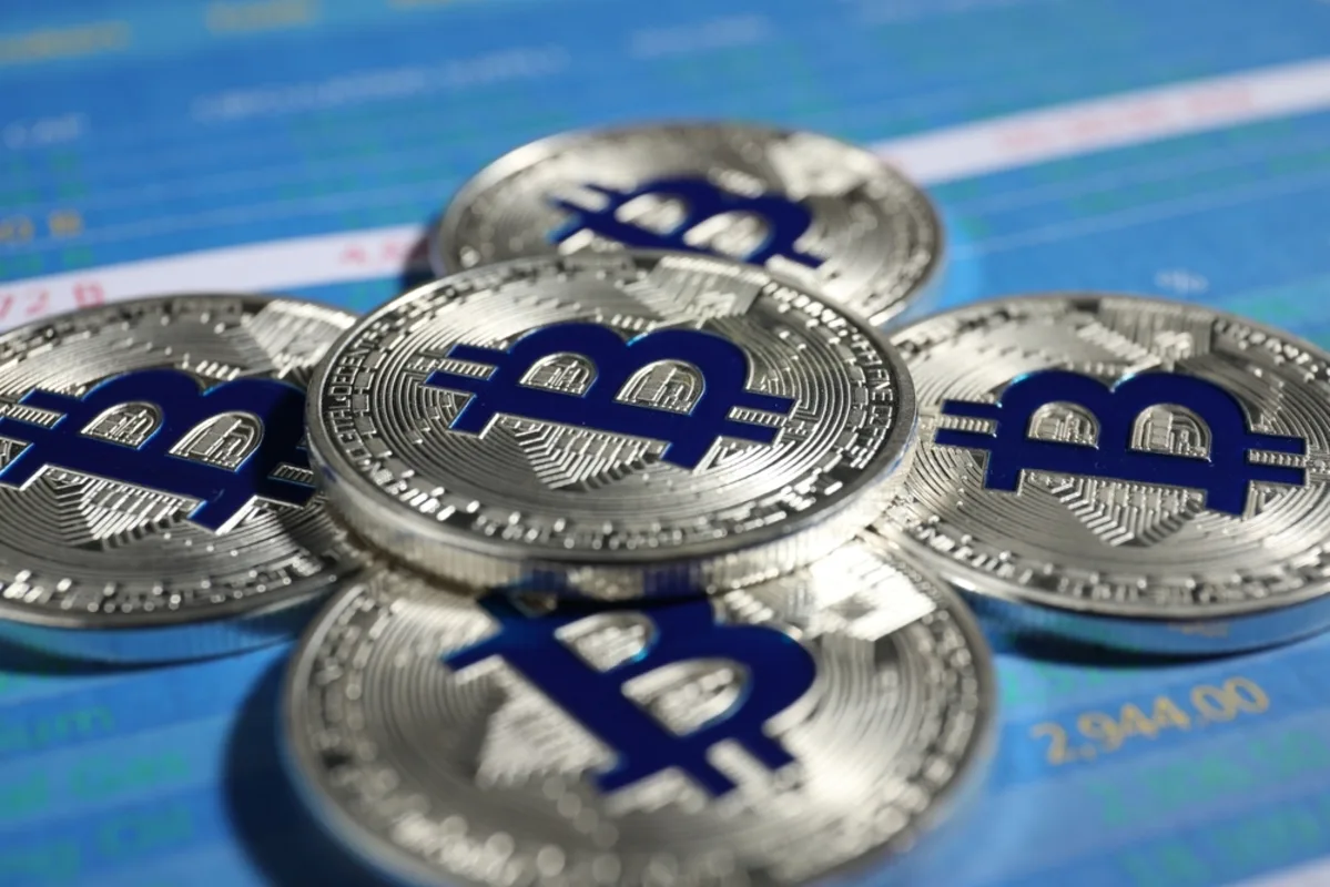 البيتكوين يقود السوق فوق 121,000 دولار والإيثريوم تتجاوز 4,500 دولار