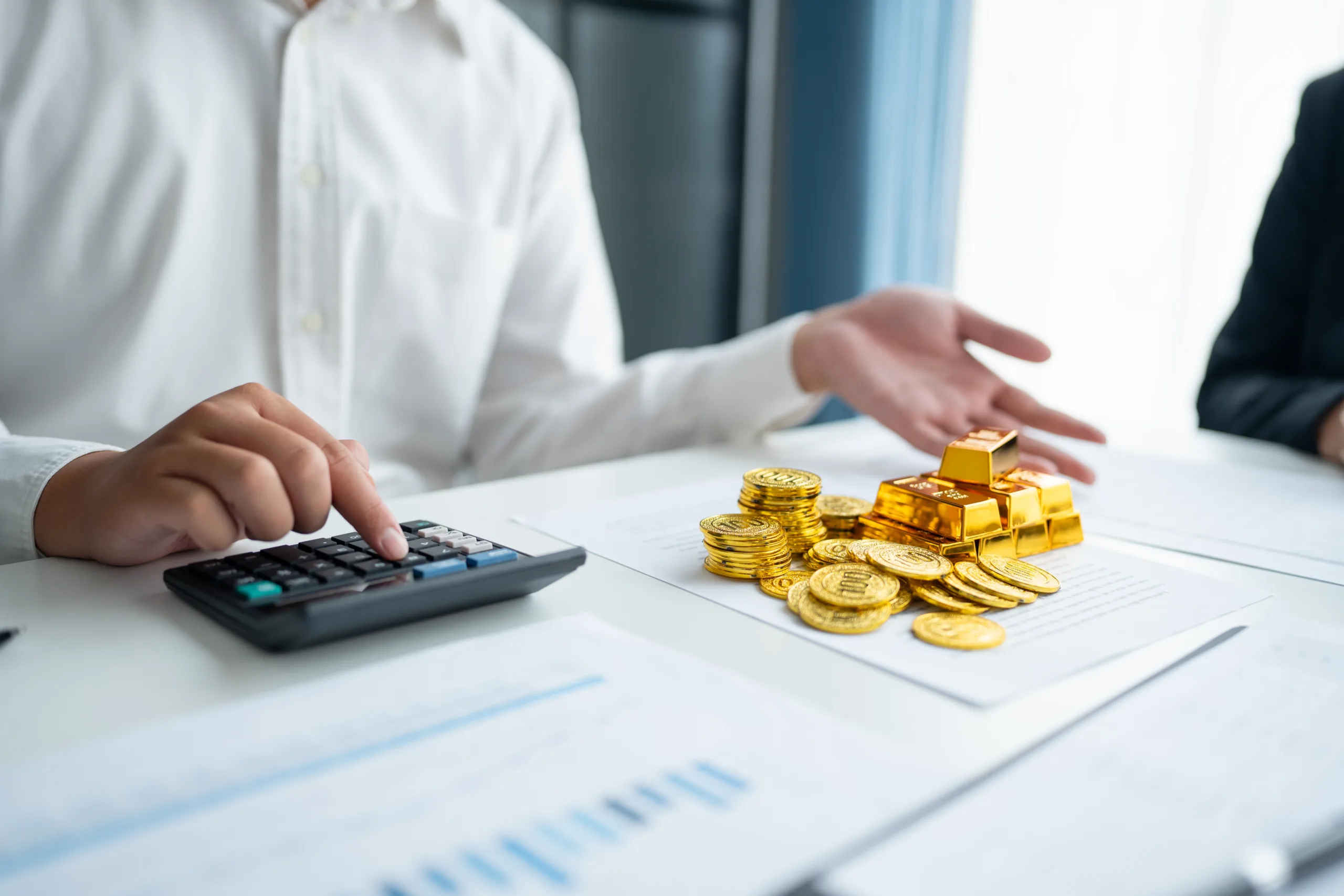 الذهب يتجاوز 4300 دولار متجها لأفضل مكاسب أسبوعية منذ 2008