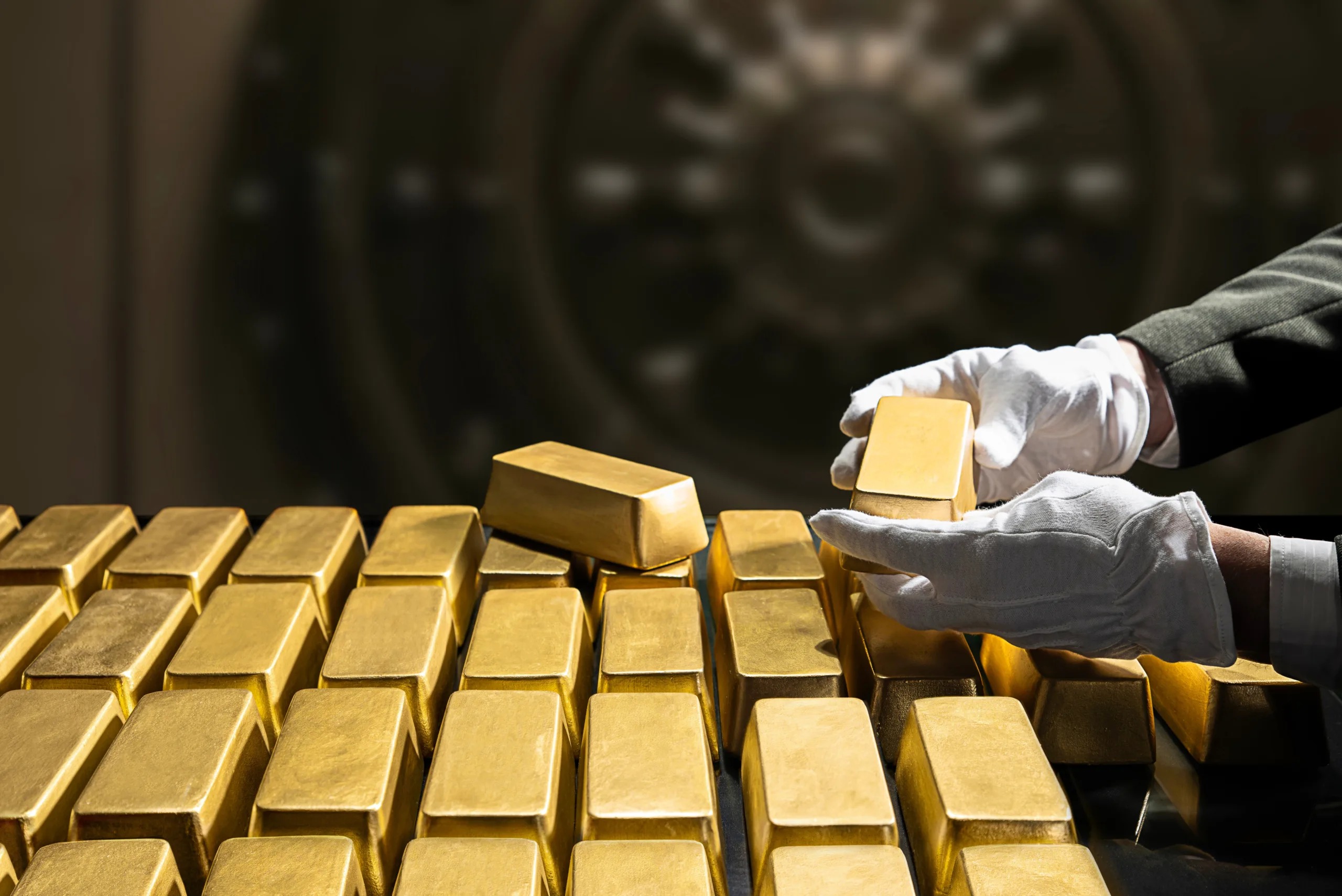الذهب يستمر بالارتفاع مسجلًا 4155 دولارا