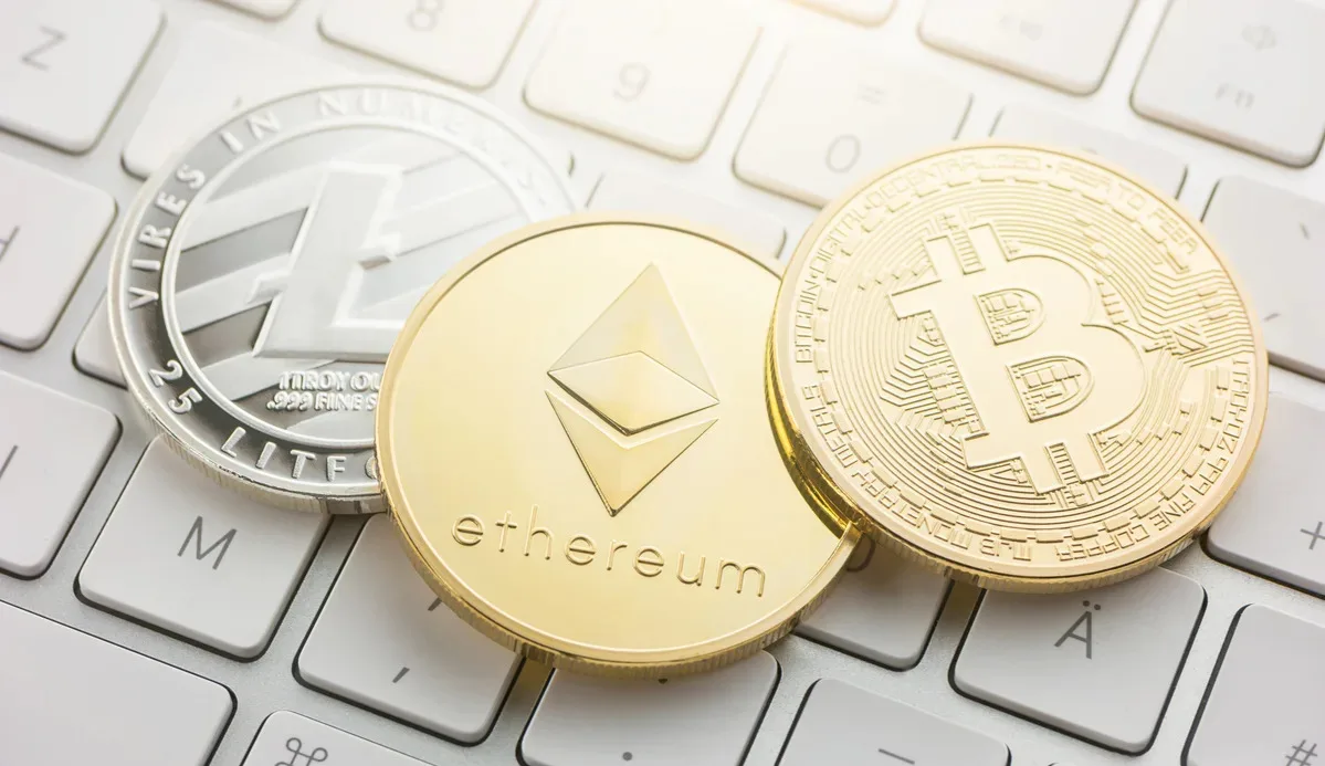 العملات الرقمية.. ارتفاع طفيف للبيتكوين والإيثيريوم مع تراجع الريبل