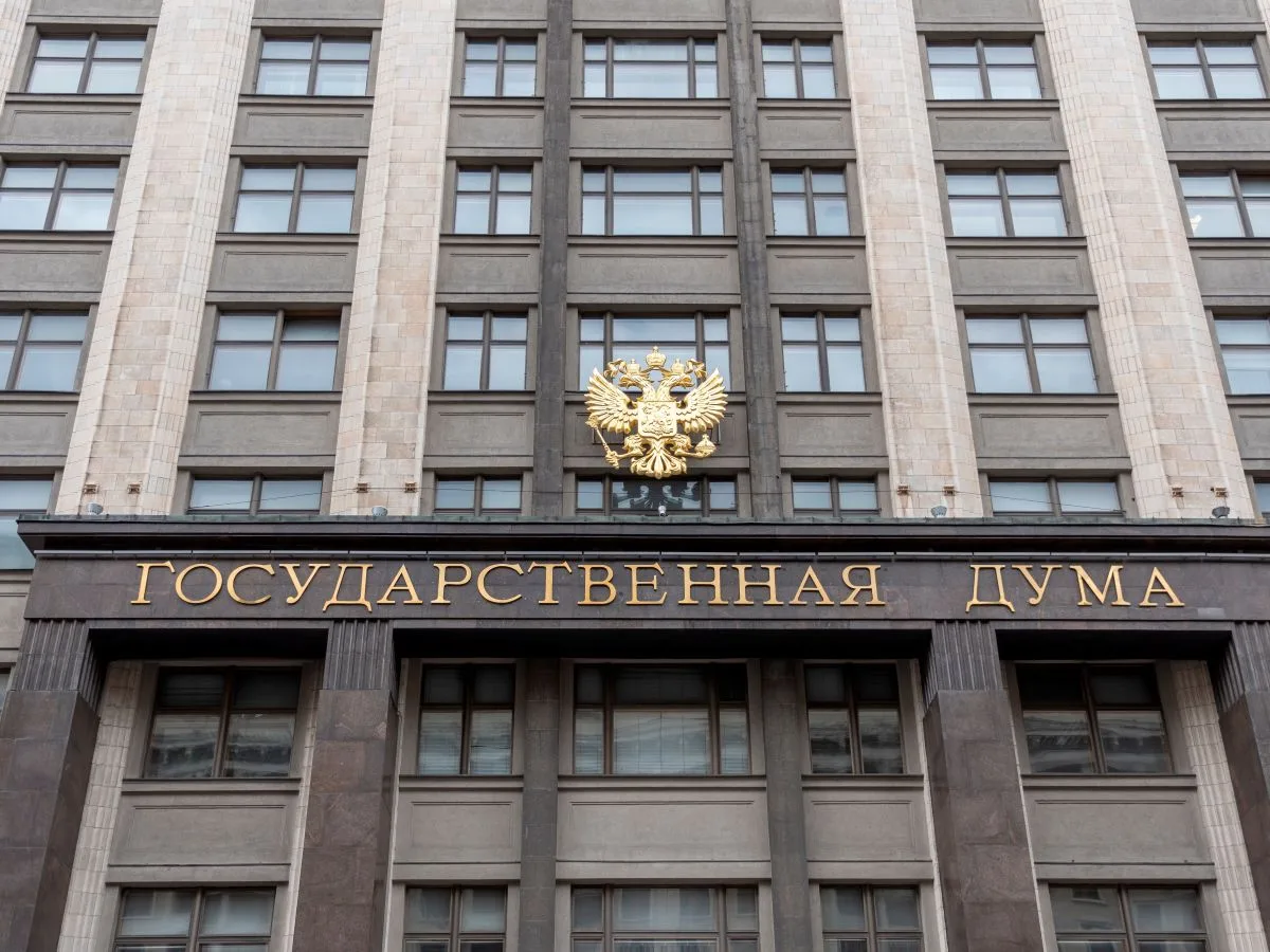 مبنى الدوما الروسية الحكومية في موسكو مع الشعار الذهبي للنسر الروسي