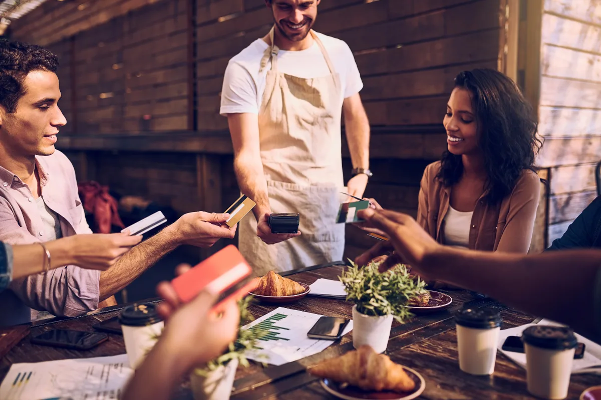 خبراء لـ”لنا” يحذرون من “تضخم الصداقة”: تكاليف العلاقات الاجتماعية قد ترهق الميزانيات