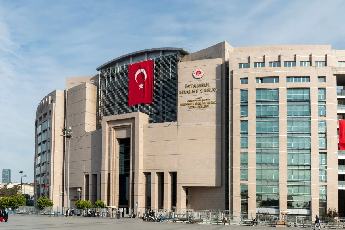 تركيا تحكم على 11 شخصاً بالسجن المؤبد في قضية حريق فندق بمنتجع تزلج