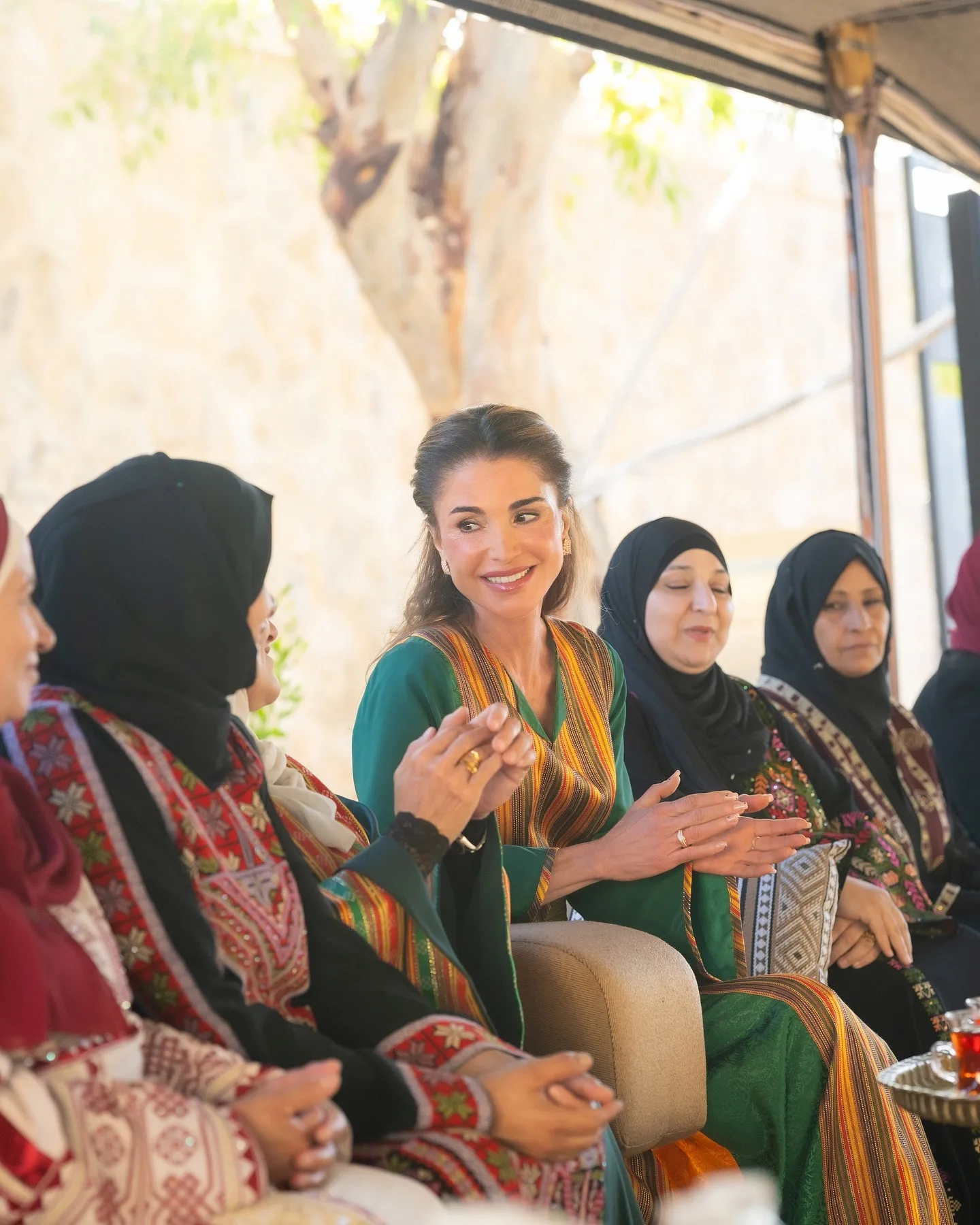 الملكة رانيا تتألق بإطلالة تراثية أخضر وبرتقالي في زيارة معان