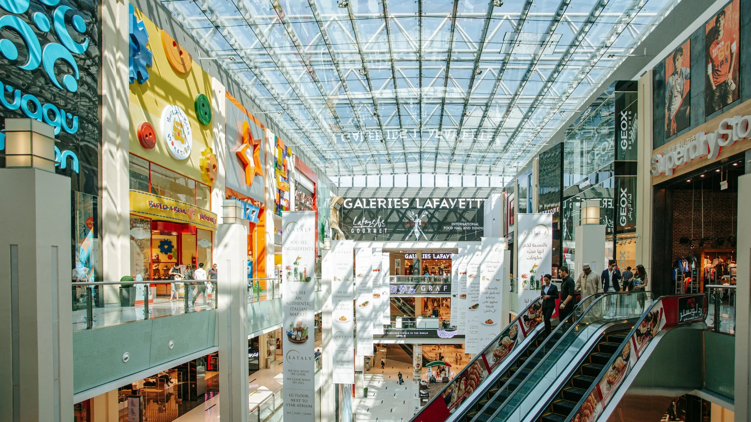 عندما تتحول الموضة إلى معرفة في دبي مول