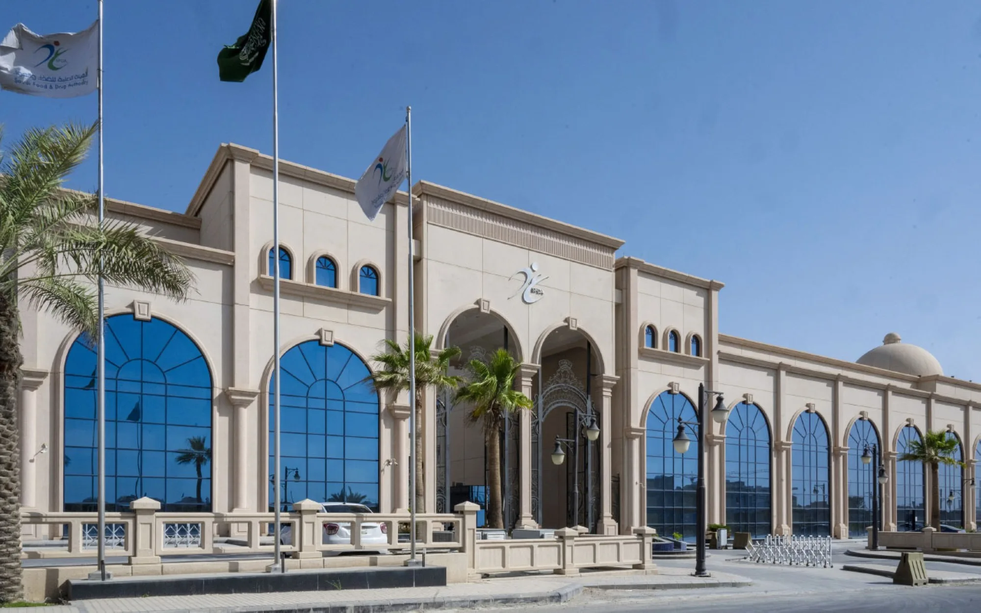 السعودية.. غرامات بـ700 ألف ريال على 8 منشآت مخالفة للغذاء والدواء