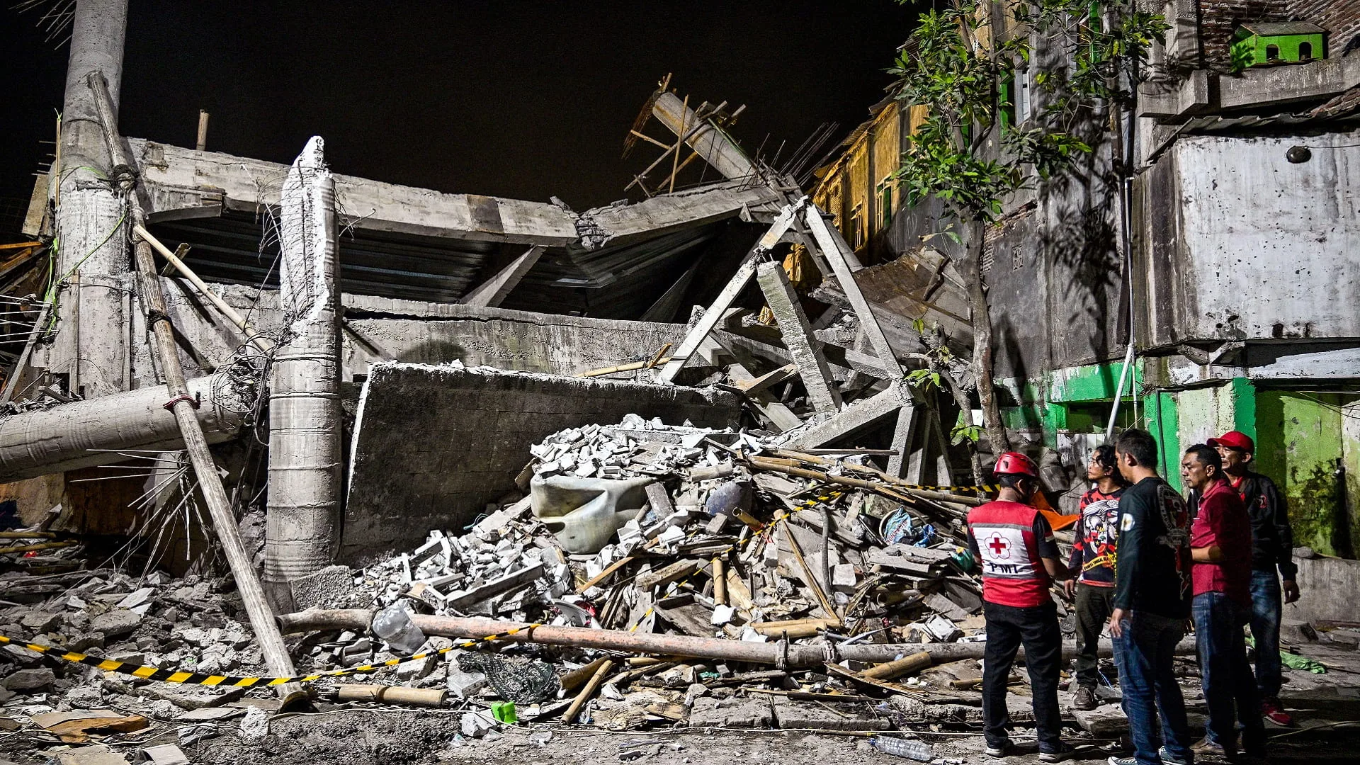 صورة لمبنى مدرسة منهار في سيدوارجو وإشارة إلى التضامن الإماراتي