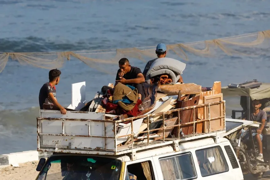 عائلات فلسطينية تهرب من مدينة غزة على شاحنة محملة بممتلكاتهم