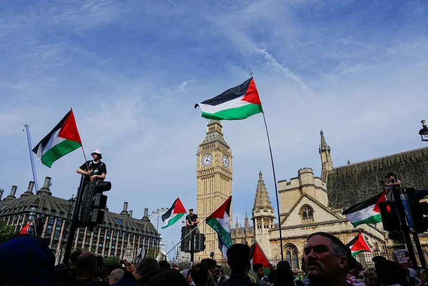 مظاهرة مؤيدة لفلسطين في لندن أمام برج بيج بن والبرلمان البريطاني