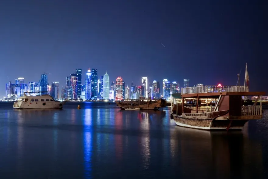 قطر تستأنف الملاحة البحرية وتعلق النقل السياحي ليلاً