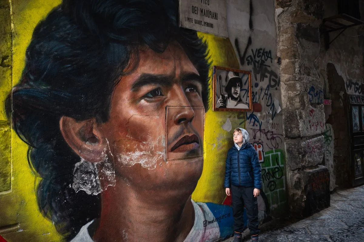 تمثال مارادونا يجوب شوارع نابولي في احتفال بعيد ميلاده