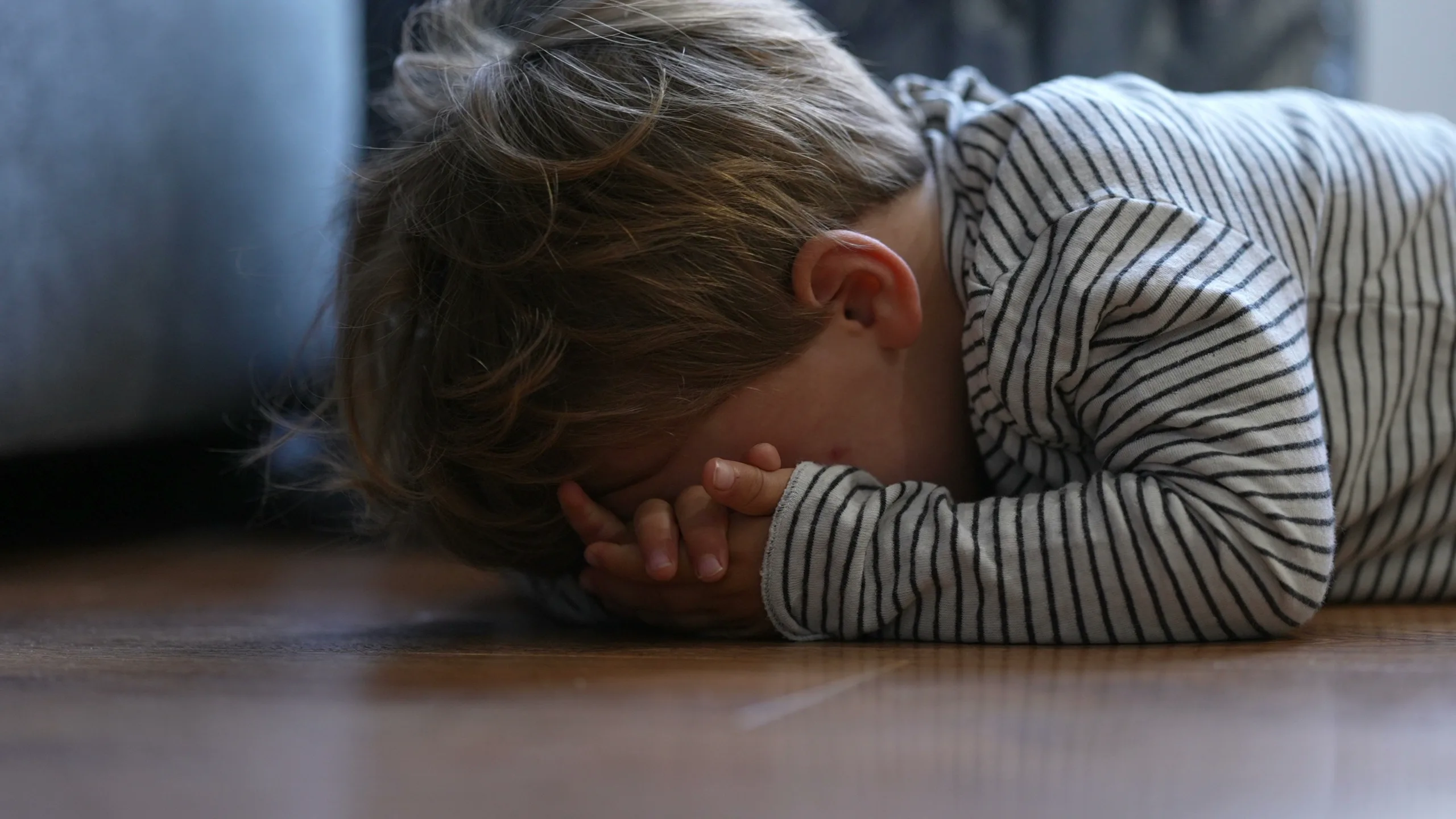 محكمة دبي تُغرم رجلاً 1000درهم لاعتدائه على طفل