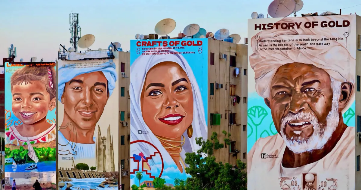 مشروع “أرض من ذهب” يزين جدران أسوان برسومات تراثية