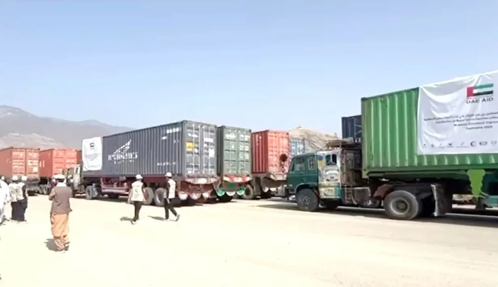 شاحنات تحمل مواد غذائية وإيوائية وطبية تصل إلى مناطق متضررة بالزلزال في أفغانستان