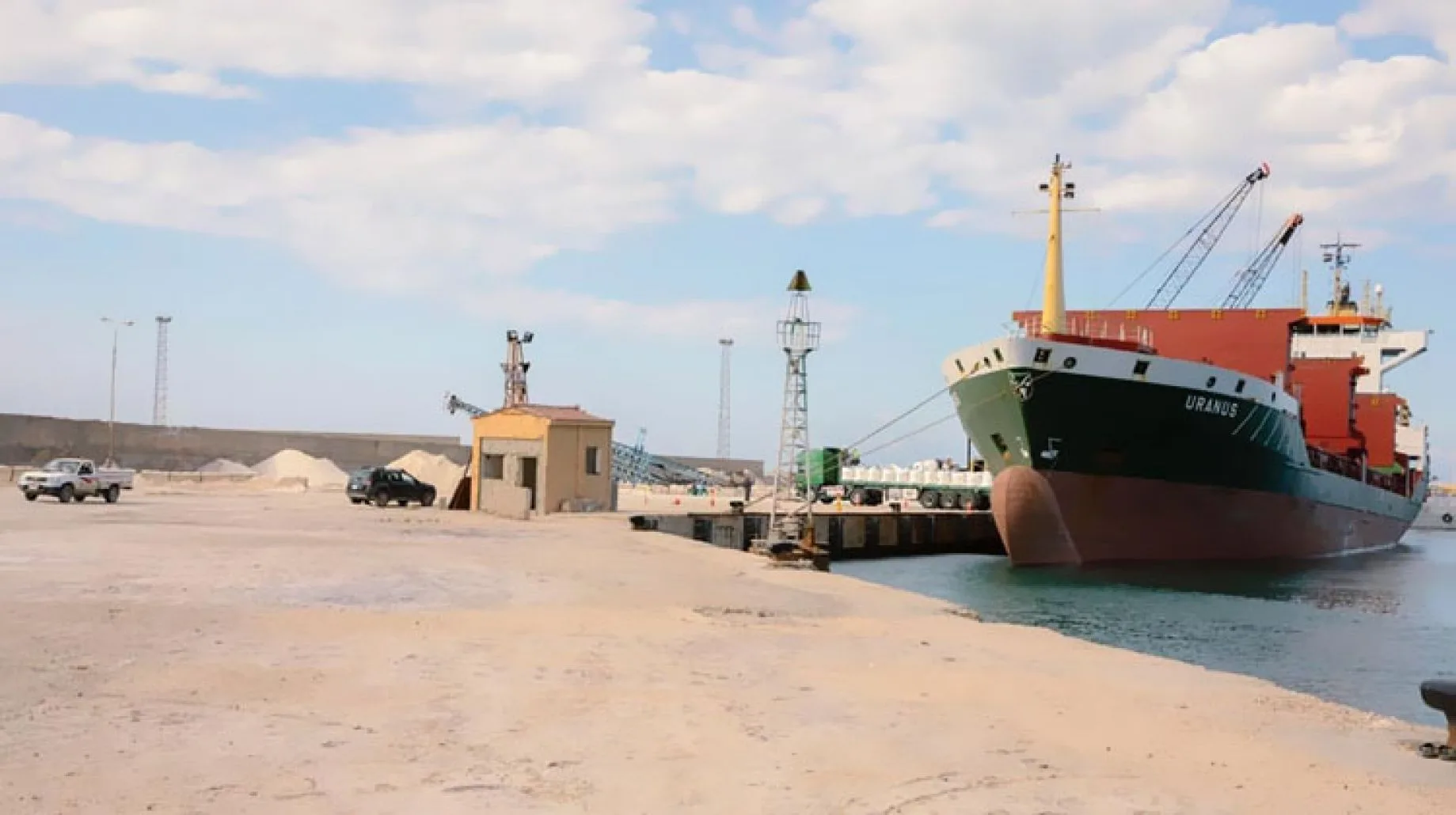 ميناء العريش البحري يستأنف نشاطه بعد توقفه بسبب سوء الأحوال الجوية