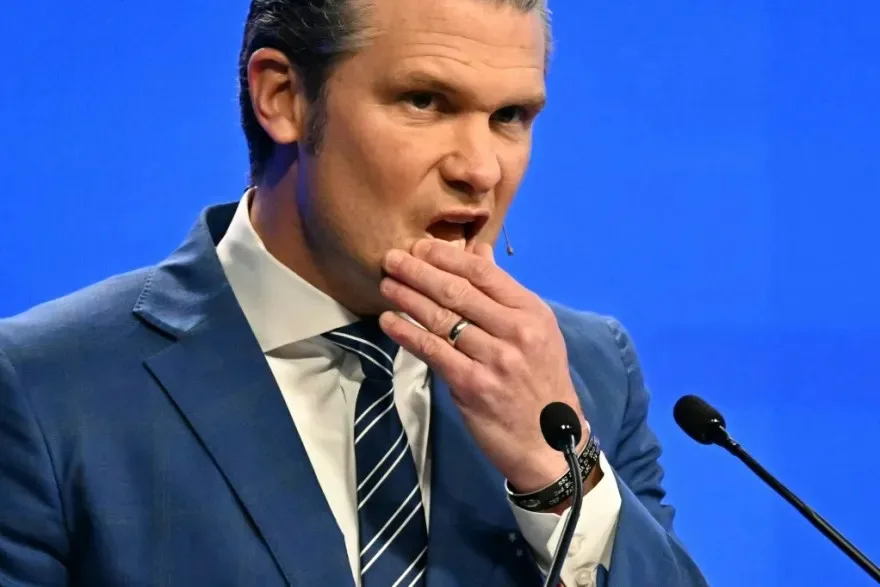 بيت هيغسيث وزير الدفاع الأمريكي على منصة المؤتمر