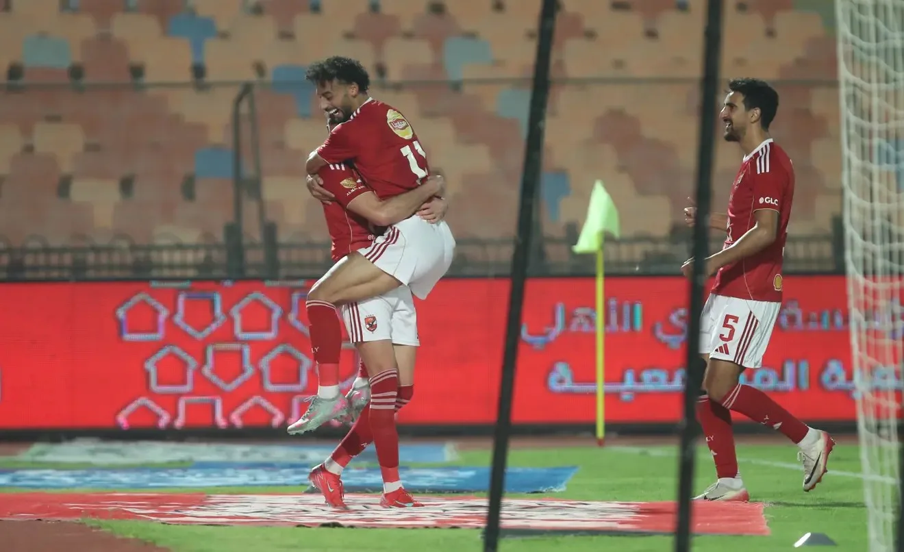 الأهلي يكتسح الزمالك بثلاثية ويشعل صراع الدوري المصري قبل جولتين
